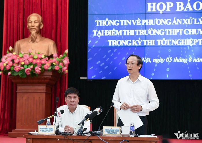 Thứ trưởng Thường trực Bộ GD-ĐT Phạm Ngọc Thưởng thông tin tại họp báo về phương án xử lý đối với thí sinh tại Điểm thi Trường THPT Chuyên Tuyên Quang. Ảnh: Thạch Thảo