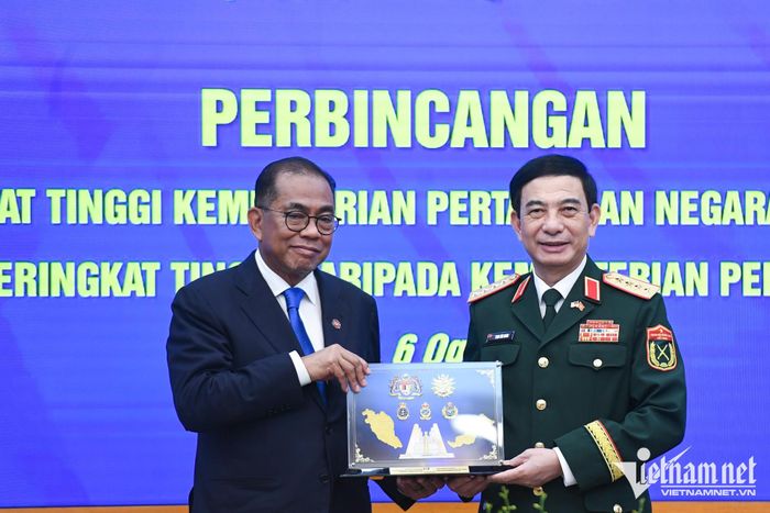 Đại tướng Phan Văn Giang và Bộ trưởng Dato' Seri Mohamed Khaled bin Nordin trao quà lưu niệm