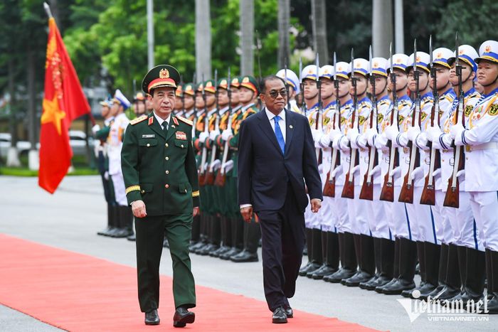 Hai lãnh đạo duyệt Đội danh dự Quân đội nhân dân Việt Nam