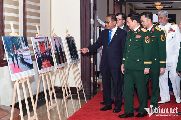 Hai lãnh đạo tham quan một số hình ảnh về hợp tác quốc phòng Việt Nam - Malaysia