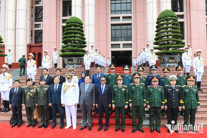 Đại tướng Phan Văn Giang và Bộ trưởng Dato' Seri Mohamed Khaled bin Nordin cùng thành viên hai đoàn