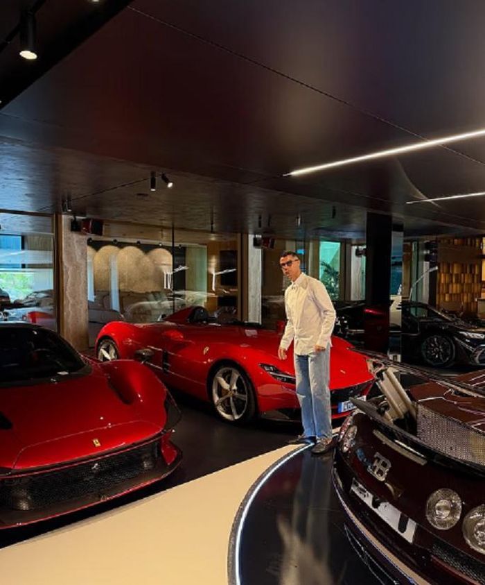 Ronaldo xuất hiện bên nhiều mẫu Ferrari như Purosangue, 599 GTO, Daytona SP3 và Monza SP1.