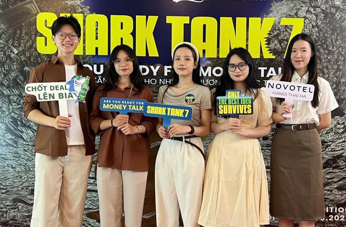 Nhóm của Thành tham gia chương trình Shark Tank. Ảnh: NVCC