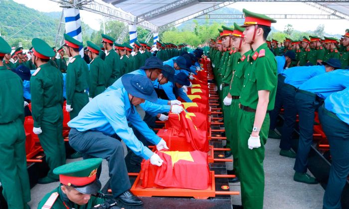 Sau tìm kiếm, quy tập là lễ an táng những người đã ngã xuống trên đất Campuchia. Ảnh: Đội K90