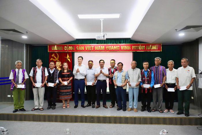 Bộ Dân tộc và Tôn giáo trao quà, chụp ảnh lưu niệm cùng các đại biểu Người có uy tín trong đồng bào DTTS TP. Huế