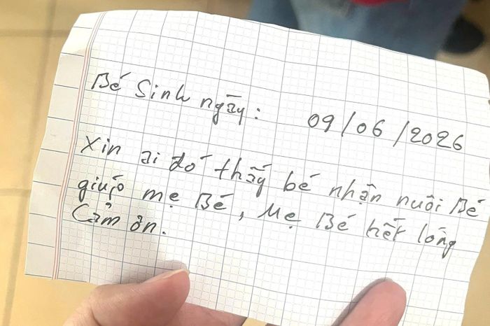 Tờ giấy được cho là của người mẹ nhờ nuôi con giúp. Ảnh: TU