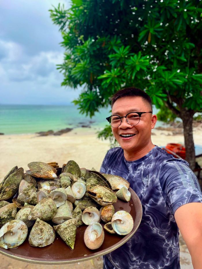 BTV Quang Minh thưởng thức hải sản tươi ngon. 