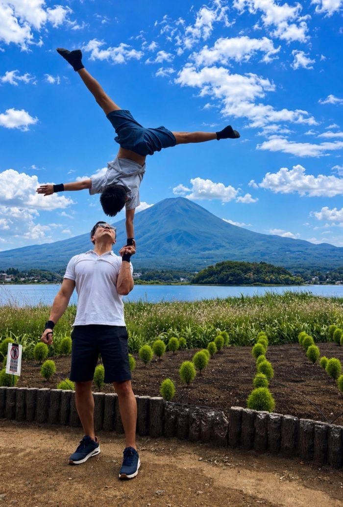 NSƯT Giang Quốc Cơ cùng con trai làm xiếc trước núi Phú Sĩ, Nhật Bản.
