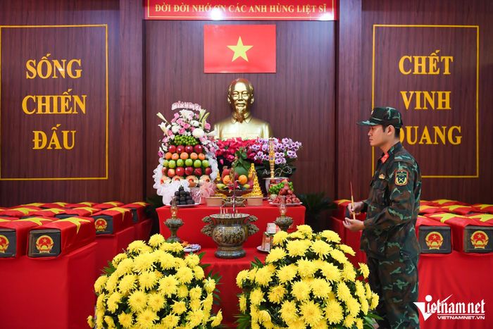 210 bộ hài cốt liệt sĩ được đưa về Nhà quàn hài cốt liệt sĩ, nơi thờ Anh hùng liệt sĩ Lê Thị Riêng và Anh hùng liệt sĩ Trần Văn Kiểu. Ảnh: Nguyễn Huế