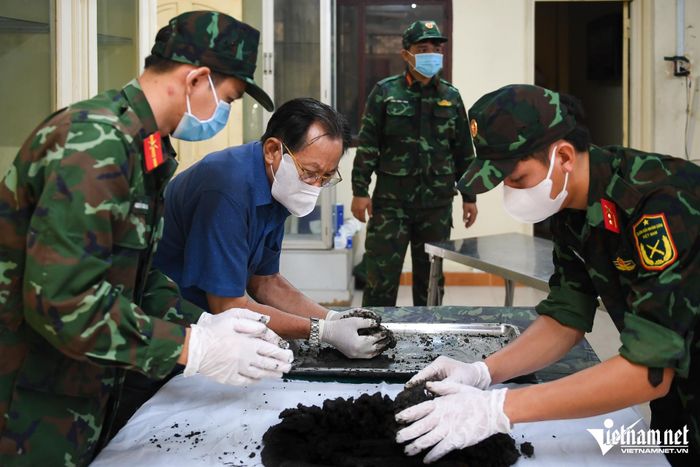 Lực lượng làm nhiệm vụ tiến hành bóc tách hài cốt ngay sau khi được tìm thấy. Ảnh: Nguyễn Huế