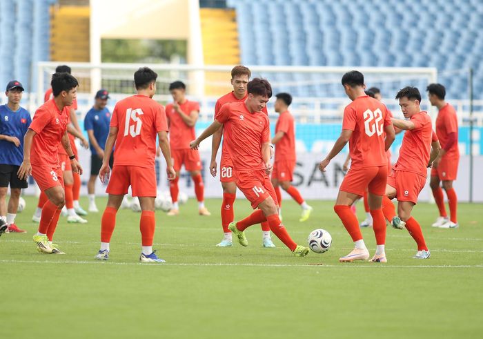 HLV Kim Sang Sik khẳng định ông dùng đội hình mạnh nhất.