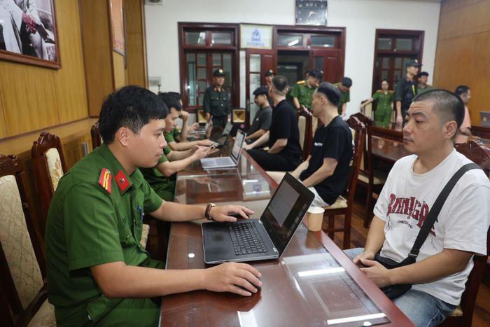 Các đối tượng truy nã quốc tế tại cơ quan Công an. Ảnh: CACC