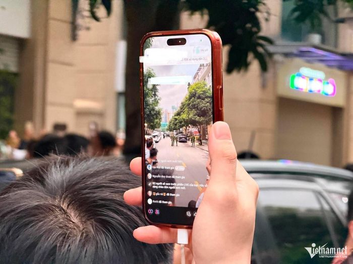 Một người dân phát trực tiếp lên mạng xã hội.