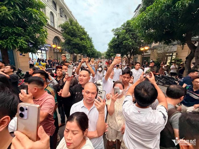 Nhiều người dùng điện thoại quay lại vụ việc.
