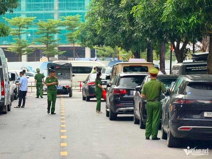 Lực lượng chức năng đến khu vực nơi ở của "Huấn Hoa Hồng".