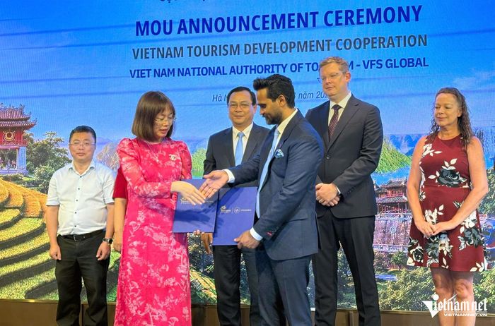 Lễ công bố Bản ghi nhớ hợp tác du lịch giữa Cục Du lịch Quốc gia Việt Nam và Công ty VFS Global. Ảnh: Ngọc Hà