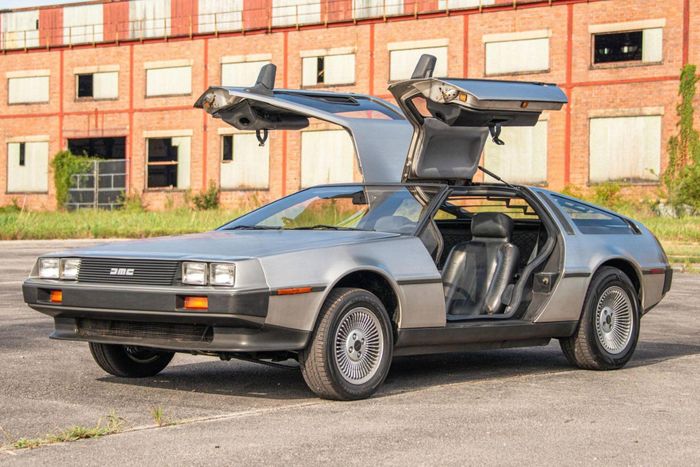 DeLorean DMC-12 bị khách hàng phàn nàn về chất lượng hoàn thiện kém do công nhân lắp ráp không được đào tạo bài bản. Ảnh: Cars And Bids