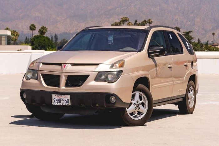 Pontiac Aztek bị xem là một trong những chiếc xe có thiết kế xấu nhất lịch sử. Ảnh: Cars And Bids