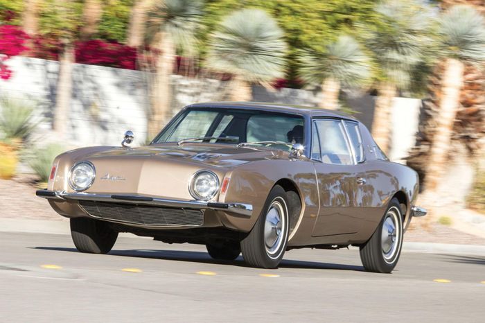 Cứu cánh cuối cùng Studebaker Avanti đã không thể cạnh tranh được với Ford Mustang và Chevrolet Camaro. Ảnh: Classic And Sports Car