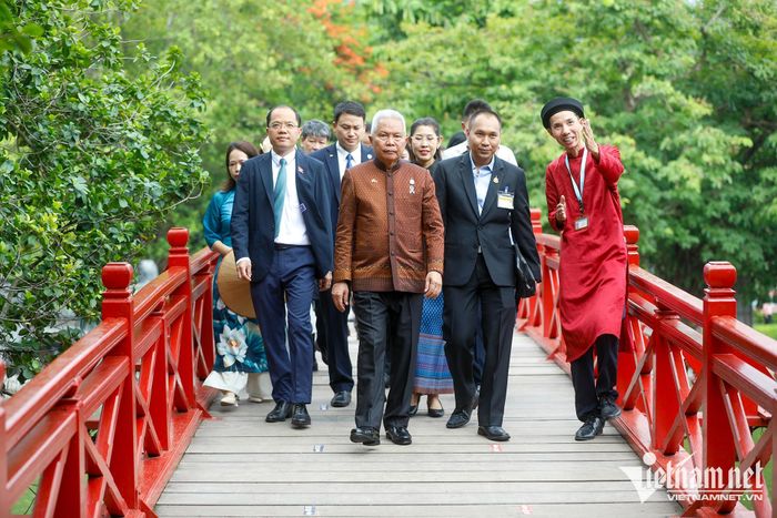 Chủ tịch Quốc hội Thái Lan tham quan đền Ngọc Sơn