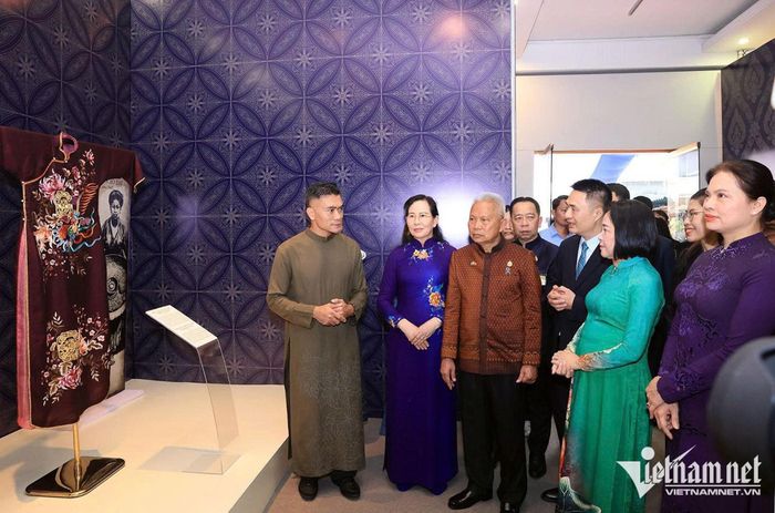 Chủ tịch Quốc hội Thái Lan Sophon Zaram và Phó Chủ tịch Quốc hội Nguyễn Thị Thanh cùng các đại biểu tham quan triển lãm