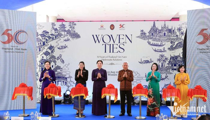 Chủ tịch Quốc hội Thái Lan Sophon Zaram cùng các đại biểu cắt băng khai mạc triển lãm