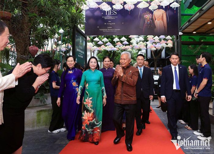 Chủ tịch Quốc hội Thái Lan đến dự triển lãm trang phục dân tộc tại Bảo tàng Phụ nữ Việt Nam