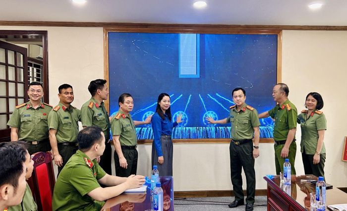 Các đại biểu thực hiện nghi thức khởi động ứng dụng "Mô phỏng phòng, chống lừa đảo". Ảnh: CATH