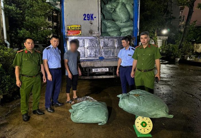 Lực lượng chức năng phát hiện trên xe vận chuyển hàng trăm bao tải chứa chân gà không rõ nguồn gốc.
