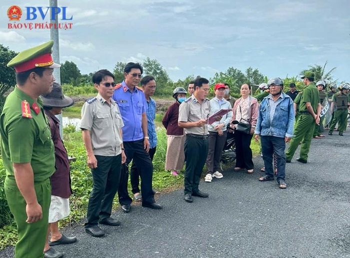 Hình ảnh tại buổi kiểm sát việc cưỡng chế kê biên tài sản.