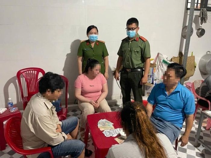 Nhóm đối tượng đánh bạc vừa bị Công an bắt quả tang. (Ảnh:CA)