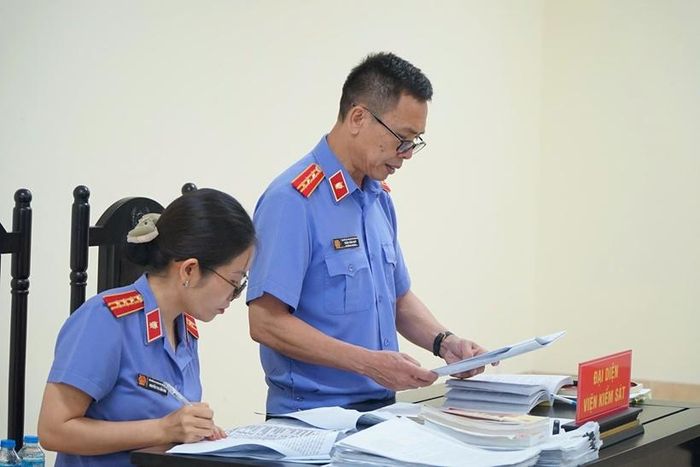  Đ/c Trần Văn Huy, Trưởng phòng và đc Nguyễn Thị Cẩm Vân, Kiểm sát viên trung cấp Phòng 3 VKSND tỉnh, giữ vai trò thực hành quyền công tố, kiểm sát xét xử.