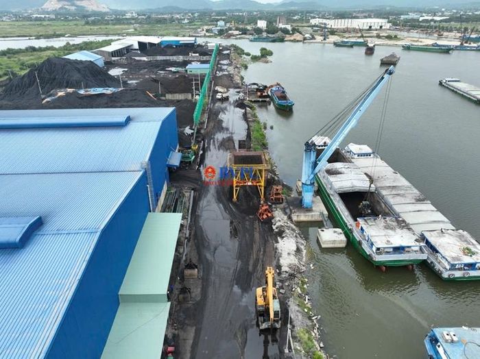  Tuyến đường vận chuyển bên bờ sông Thị Vải bị "dềnh nước", có dấu hiệu chảy thẳng xuống sông Thị Vải thay vì được đưa về cống gom xử lý.