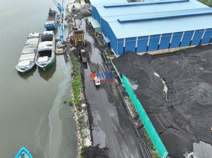  Quá trình bốc dỡ, công ty cho "dềnh nước" bên bờ sông, có dấu hiệu chảy thẳng xuống sông Thị Vải.