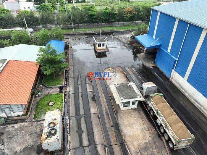  Ngay tại cổng ra vào cũng bị "dềnh nước".