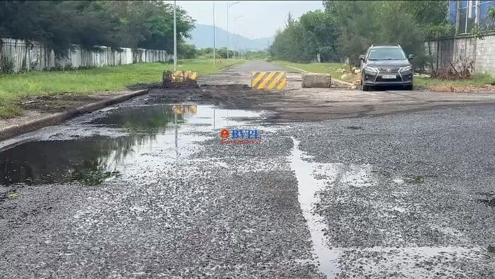  Đường nội khu ngay cổng ra vào bị xuống cấp, nhếch nhác, "bập bõm" nước đen nghịt.