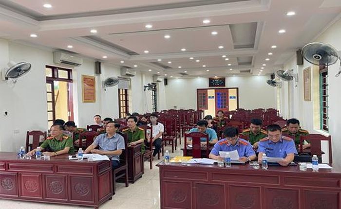 Đoàn kiểm sát làm việc tại trụ sở Công an xã Thiệu Hóa.