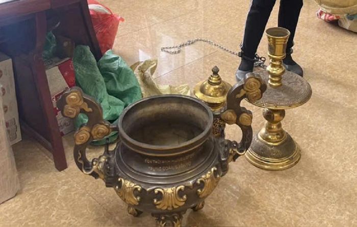 Chiếc lư hương bằng đồng được xác định là tang vật trong vụ trộm cắp tại đền Vệ Quốc và một số đồ đồng tại miếu Cổ Linh.