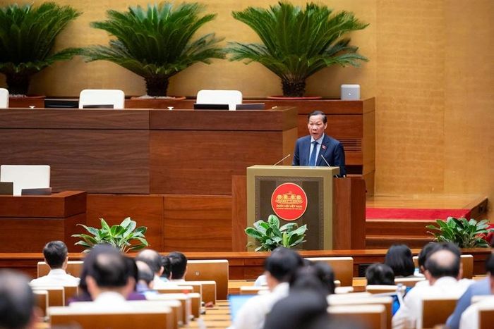 Chủ nhiệm Ủy ban Kinh tế và Tài chính của Quốc hội Phan Văn Mãi trình bày Báo cáo thẩm tra (Ảnh: CTTĐT Quốc hội).