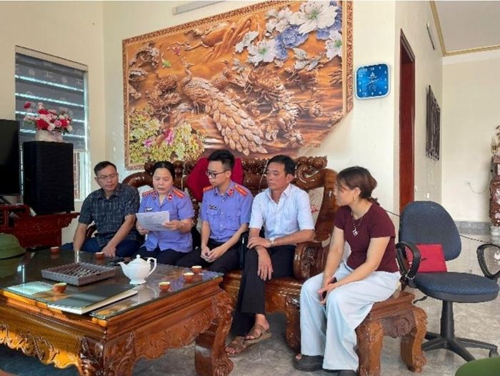  Đồng chí Lâm Thị Tâm, Phó Viện trưởng VKSND khu vực 8, tỉnh Hưng Yên thông qua biên bản kiểm tra tại Trại chăn nuôi bò của gia đình ông Nguyễn Văn Lân.