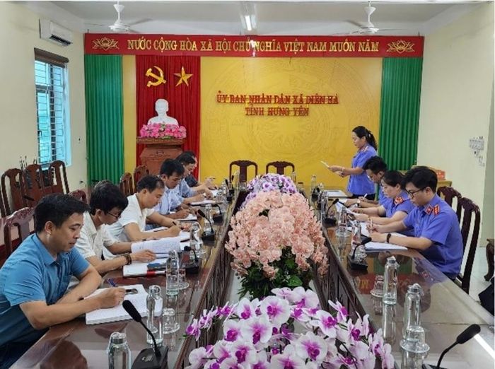  Đồng chí Lâm Thị Tâm, Phó Viện trưởng VKSND khu vực 8, tỉnh Hưng Yên kiến nghị UBND xã Diên Hà khắc phục tình trạng gây ô nhiễm môi trường.