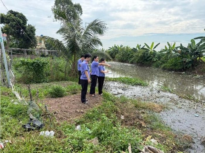  4 đồng chí trong tổ công tác (205) của VKSND khu vực 8, tỉnh Hưng Yên tiến hành kiểm tra, đánh giá hiện trường ô nhiễm tại xã Diên Hà.