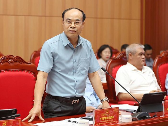 Giám đốc Báo và Phát thanh, truyền hình tỉnh Vi Mạnh Hùng phát biểu thảo luận.