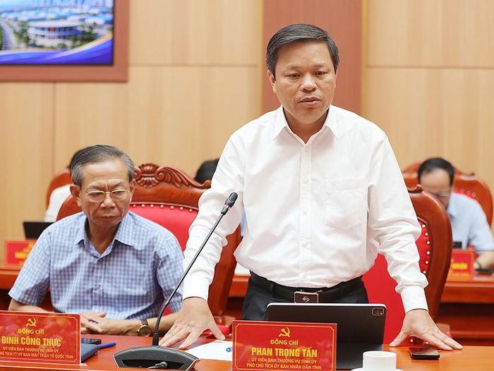 Phó Chủ tịch UBND tỉnh Phan Trọng Tấn phát biểu tại Hội nghị.