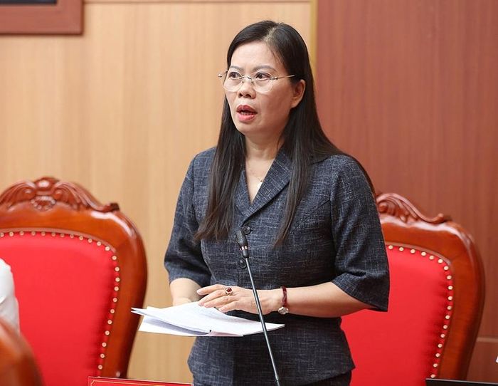 Giám đốc Sở Tài chính Vương Thị Bẩy trình bày báo cáo tình hình thực hiện nhiệm vụ tài chính - ngân sách 6 tháng đầu năm, phương hướng, nhiệm vụ 6 tháng cuối năm 2026 và Kế hoạch đầu tư công trung hạn giai đoạn 2026 - 2030.