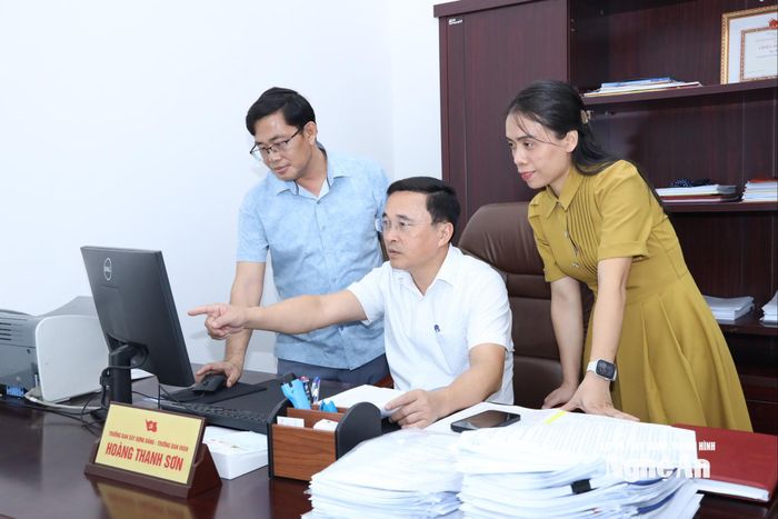 Đồng chí Hoàng Thanh Sơn (giữa) - Trưởng ban Xây dựng Đảng, phường Vinh Lộc trao đổi với cán bộ Đảng ủy phường về công tác chuyển đổi số. Ảnh: Nguyên Nguyên