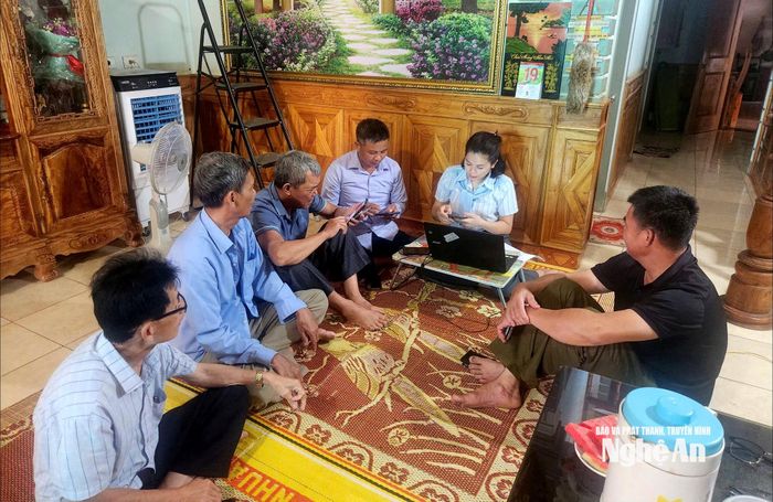 Cán bộ Đảng ủy xã Nghĩa Thọ xuống các chi bộ thôn, xóm hướng dẫn các cấp ủy chi bộ ứng dụng số trong công tác đảng. Ảnh: Liên Thanh