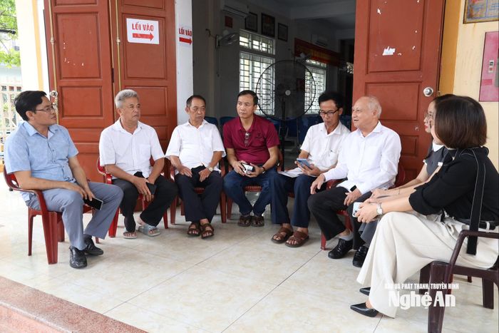 Cán bộ Đảng ủy phường Vinh Lộc thường xuyên xuống các khối trao đổi với cấp ủy chi bộ về nghiệp vụ công tác và chuyển đổi số trong công tác đảng. Trong ảnh: Cán bộ Đảng ủy phường Vinh Lộc trao đổi với cấp ủy Chi bộ khối Mẫu Đơn. Ảnh: Nguyên Nguyên