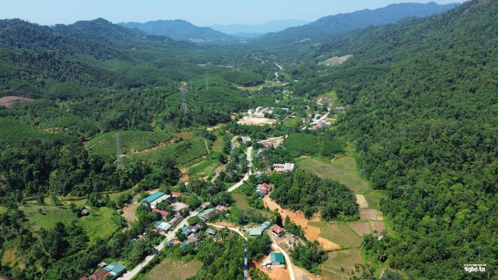 Công cuộc chuyển đổi số sẽ giúp kết nối dữ liệu, thông tin nhanh hơn, "thu hẹp" khoảng cách giữa các vùng, miền. Trong ảnh: Một góc xã Thông Thụ. Ảnh: Tiến Đông