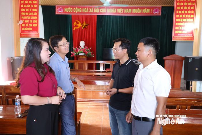Cán bộ Ban Xây dựng Đảng xã Quang Đồng trao đổi với cấp ủy chi bộ về công tác ứng dụng số ở chi bộ. Ảnh: Nguyên Nguyên